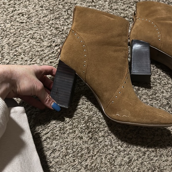 Women’s camel colored, healed boot - Picture 2 of 4